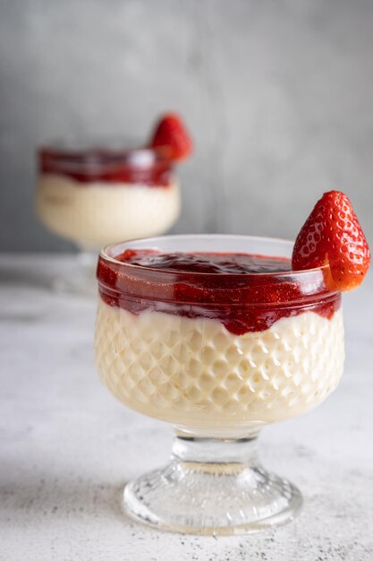 Foto dessert di budino cremoso e marmellata di fragole panna cotta