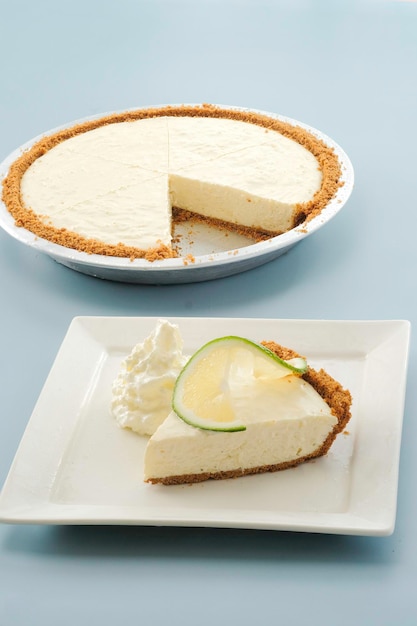 패스트푸드의 배경 측면에서 분리된 접시에 제공되는 디저트 데이압 파이 또는 키 라임 치즈 케이크
