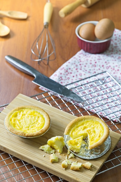 Foto dessert ei taart zoete custard taart op houten dienblad