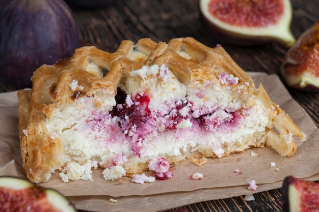 Dessert gemaakt van kwarkroom met rode bessenvulling van aardbeien, dessert van bessen en kwark