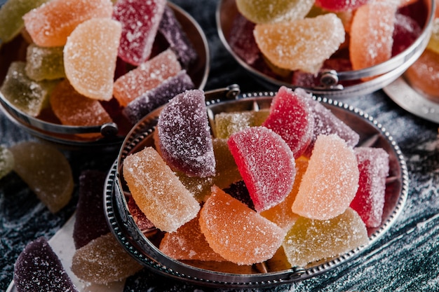 Foto marmellata di dessert a forma di fettine di limone e arancia