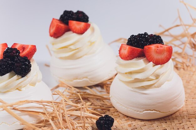 Dessert met bessen op een meringue met room