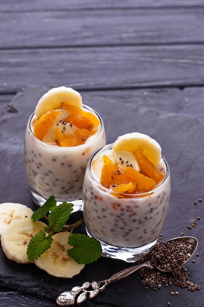Foto dessert met chiazaad, gedroogde abrikoos en banaan