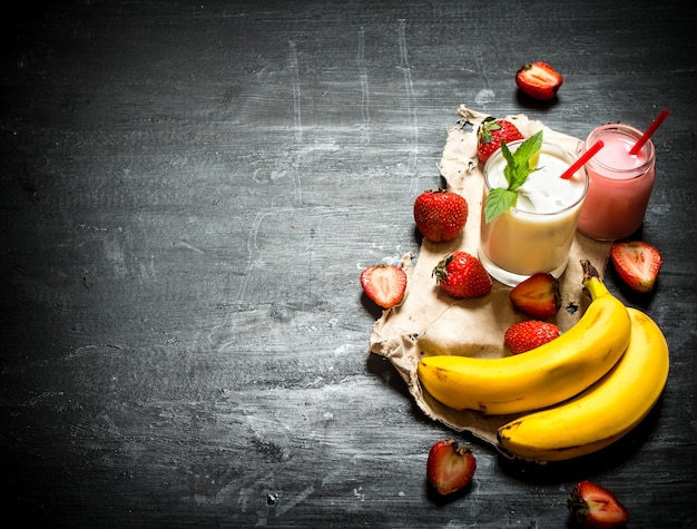 Dessert met een aardbeiensmoothie, banaan en munt.