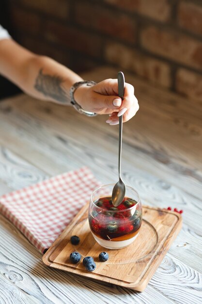 Dessert met fruit, gelei en panna cotta op een lichte achtergrond