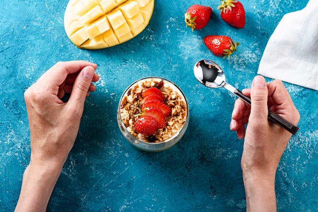 Dessert met mango en kaas mousse versierd met aardbeien