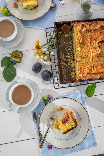 Dessert met pruimentaart en koffie in de tuin