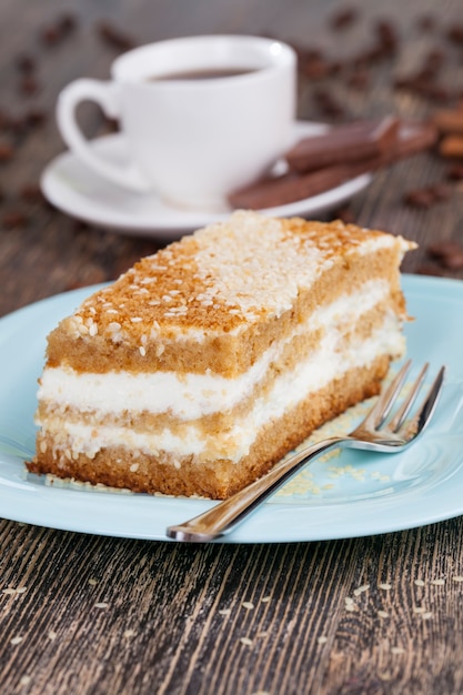 Dessert met veel calorieën, heerlijke cake in stukjes gesneden, meerlaags gebak met botercrème als dessert