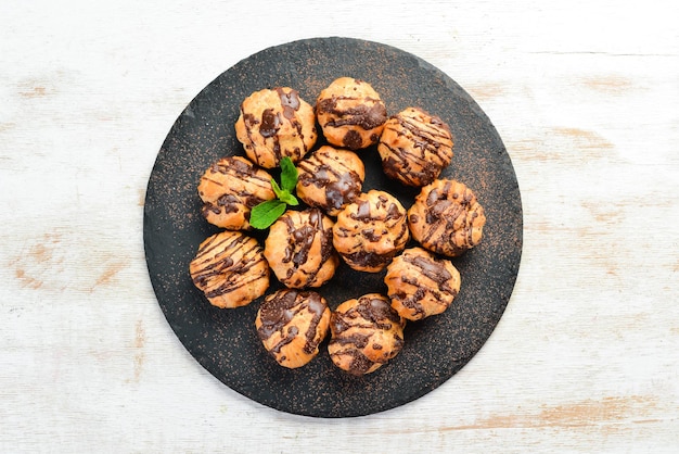 Dessert Mini-eclairs met chocolade Bakken Bovenaanzicht gratis kopieerruimte