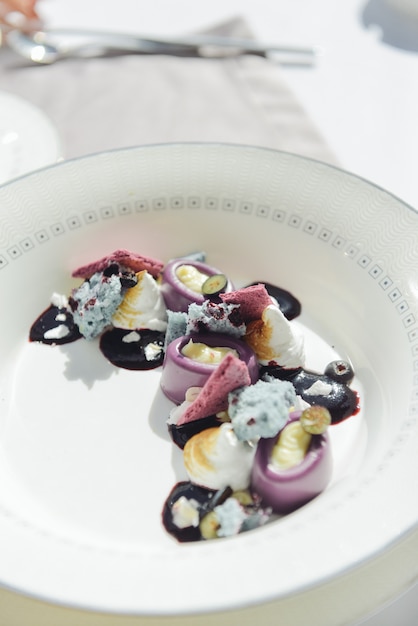 Dessert op een bord in violette tinten