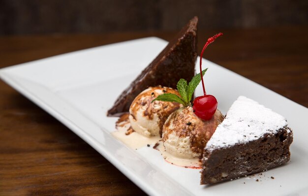 dessert op een restauranttafel.