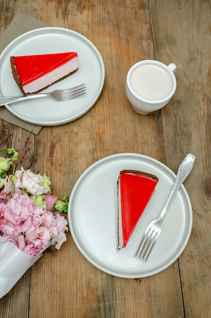 Dessert rode gelei cheesecake zoet dessert met bloemen kopje koffie op achtergrond cadeau aan vrouw op 8 maart vakantie Valentijnsdag ontbijt eten internationale Vrouwendag