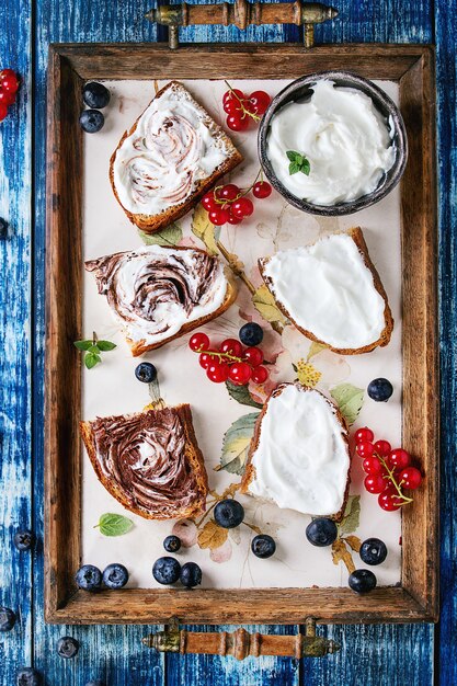 Dessert sandwiches with berries