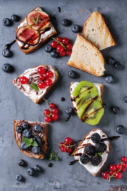 Dessert sandwiches with berries