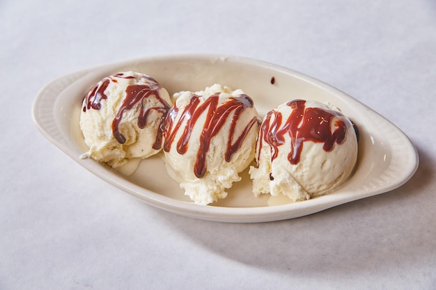 Foto dessert suiker zoet ijs premium donkere melkchocolade werveling op de bovenste effen achtergrond