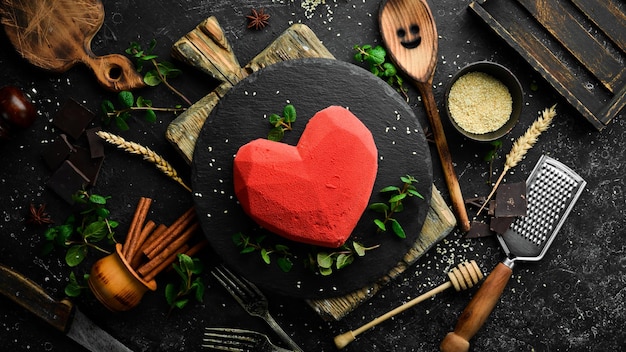 Foto dessert torta alla crema rossa dolce a forma di cuore dolci vista dall'alto stile rustico