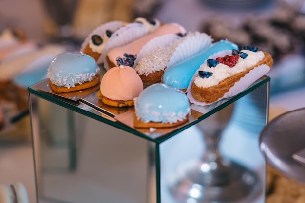 Foto tavolo da dessert per una festa bella deliziosa torta su un supporto decorato con frutta