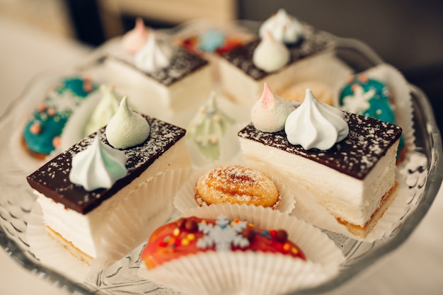 Tavolo da dessert per una festa. ombre cake, cupcakes. barretta di cioccolato