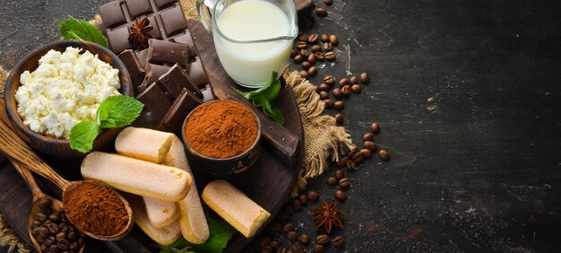 Dessert Tiramisu Ingrediënten om te koken Bovenaanzicht Op de bruine tafel Vrije ruimte voor uw tekst