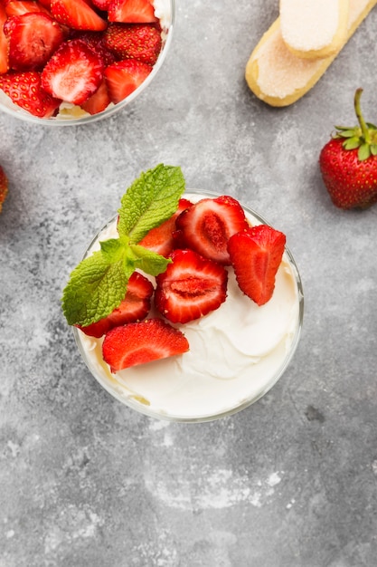 Dessert tiramisù con fragole