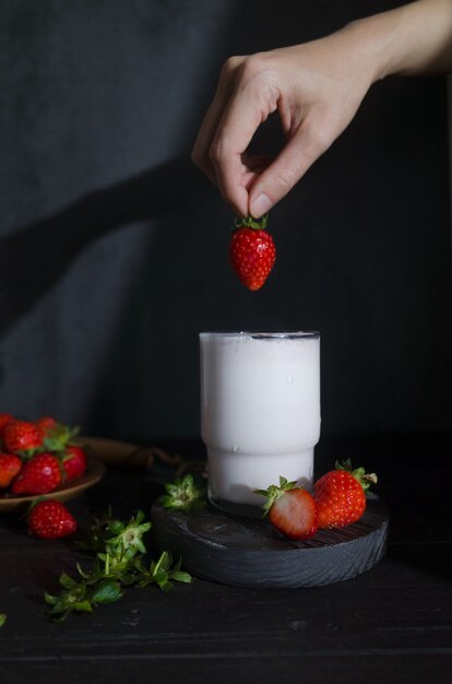 dessert van aardbeienmelk