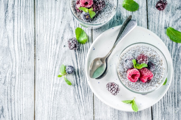 Dessert van de zomer het zoete bes met chiazaden