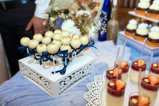 Dessert van een verscheidenheid aan versierde zoetigheden