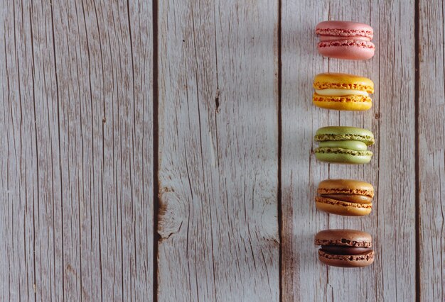 Dessert van Franse macarons in pastelkleuren op hout Kopieer ruimte Selectieve aandacht