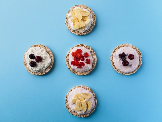 Dessert van knapperig brood, kwark en fruit op een blauw.