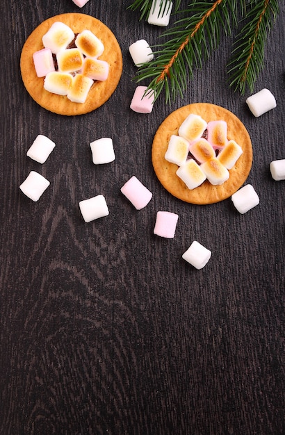 Dessert van koekjes met heemst op een zwarte achtergrond, Kerstmisdecor