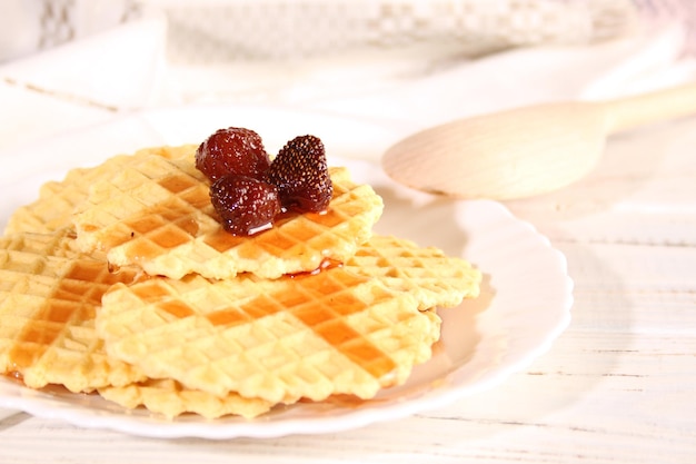 Dessert van wafelkoekjes en aardbeienjam ligt op een bord