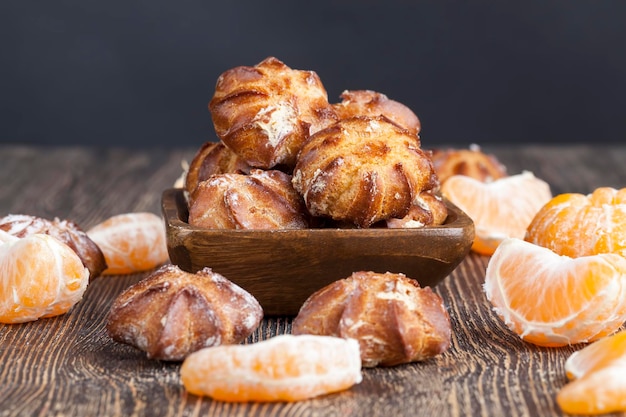 Dessert van zachte custardcake met slagroomvulling