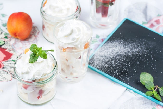 Dessert con merengue e frutti di bosco