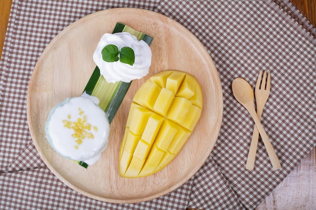 dessert zoete plakkerige rijst met mango kokosmelk