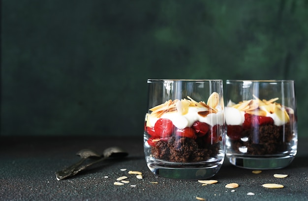 Dessert zwarte woud met kersen in een glas