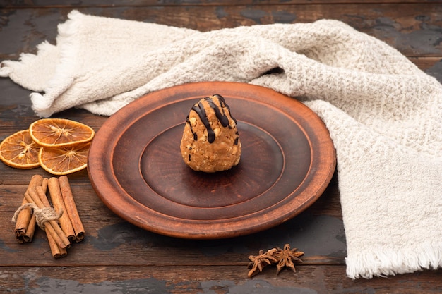 Dessertdessert met gecondenseerde melk op een houten ondergrond