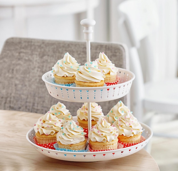 Dessertkraam met lekkere cupcakes op tafel