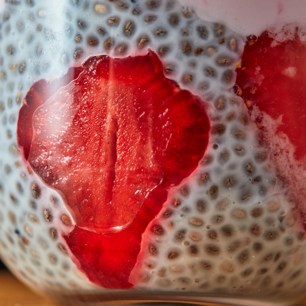 Dessertontbijt gelaagde chiazadenpudding met aardbeien close-up