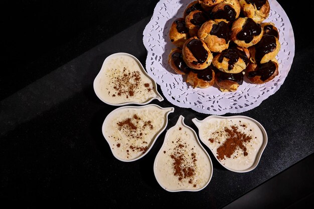 Dessertrijstpudding met kaneel in 4 peervormige bakjes