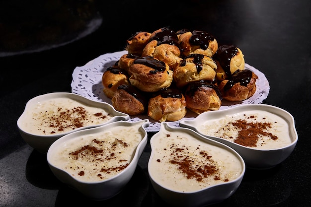 Dessertrijstpudding met kaneel in 4 peervormige bakjes