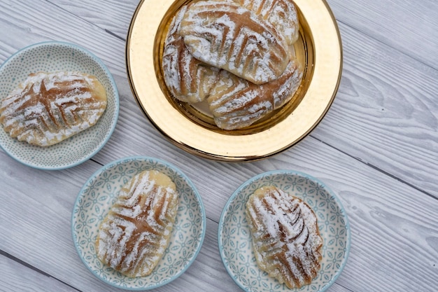 Foto dolci di eid al-fitr kahk arabo riempito di pistacchi maamoul biscotti vista superiore