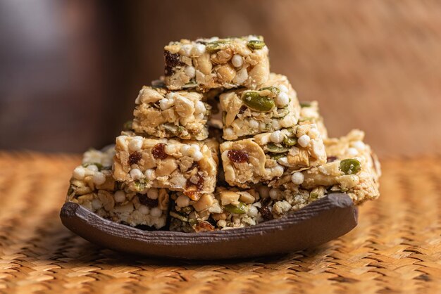 Desserts gemaakt van pinda's, meloenzaden, rozijnen, cashewnoten en walnoten staan op de houtnerftafel