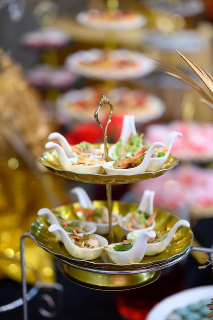 Foto desserts geplaatst in de buffetlijn