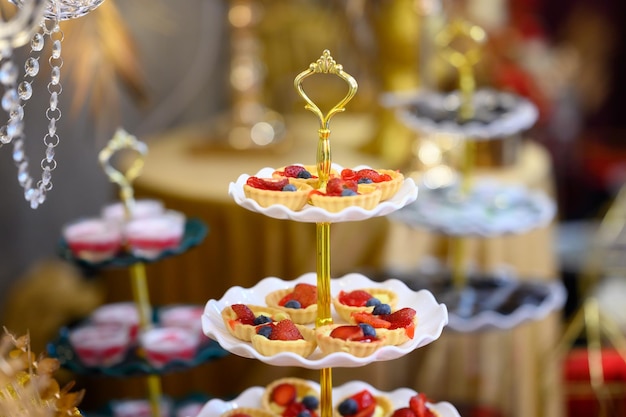 Foto desserts geplaatst in de buffetlijn