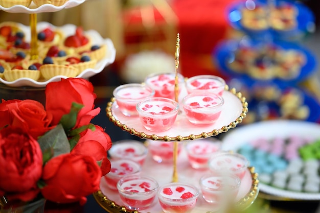 Foto desserts geplaatst in de buffetlijn