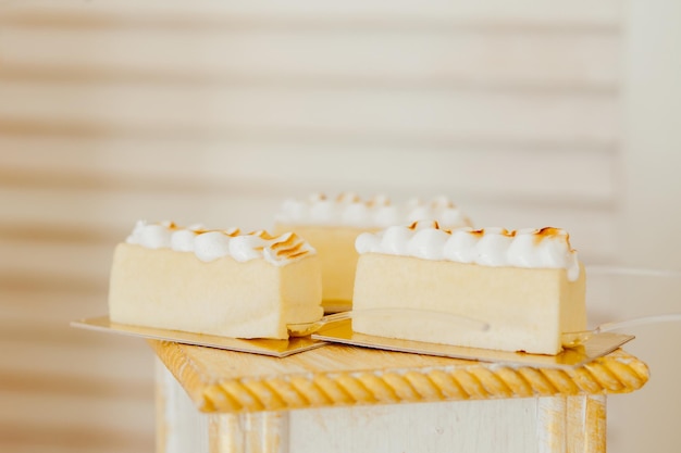 Foto dolci con mousse di frutta biscotti vari tipi di pasticcini piccoli dolci colorati macaron e altri dolci nel buffet di dolci candy bar per il compleanno