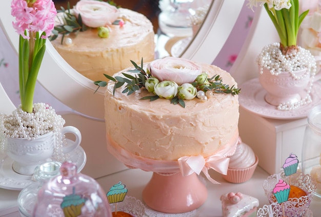 Desserttafel bij huwelijksreceptie Mooie bruidstaart met bloemen op tafel