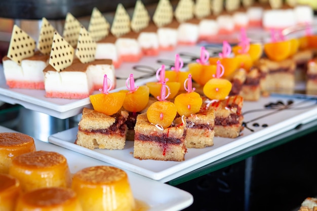 Desserttafel in een Turks hotel Diverse taarten en zoetigheden op buffet