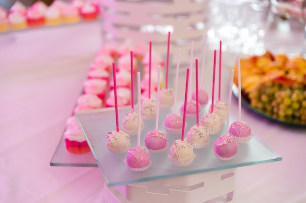 Desserttafel met muffins, koekjes, bitterkoekjes en cupcake