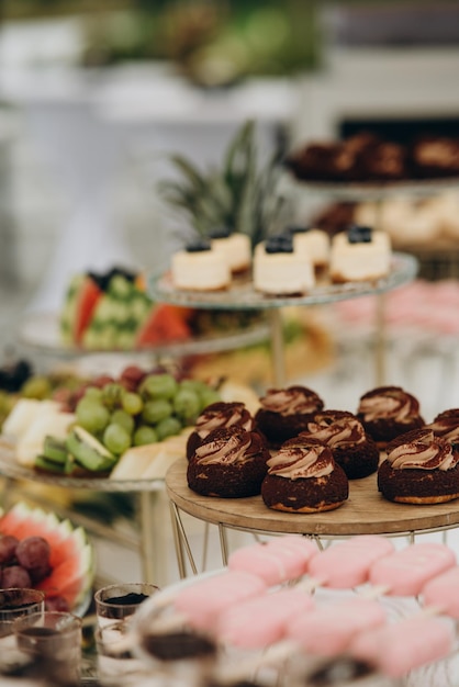 Desserttafel voor een feestje Ombre cake cupcakes zoetheid en bloemen